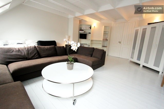 Det største utleie rommet (Kan også brukes som stue), med hengeskap, hyller, seng, stort skrivebord, stereoanlegg, blueray spiller, 63'' 3D tv + sofastol Galleribilde