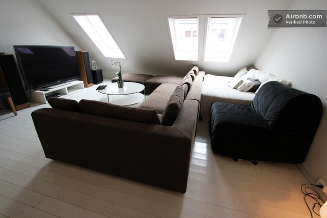 Det største utleie rommet (Kan også brukes som stue), med hengeskap, hyller, seng, stort skrivebord, stereoanlegg, blueray spiller, 63'' 3D tv + sofastol Galleribilde