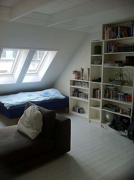 Det største utleie rommet, med hengeskap, hyller, seng, stort skrivebord, stereoanlegg, blueray spiller, 63'' 3D tv + sofastol Galleribilde