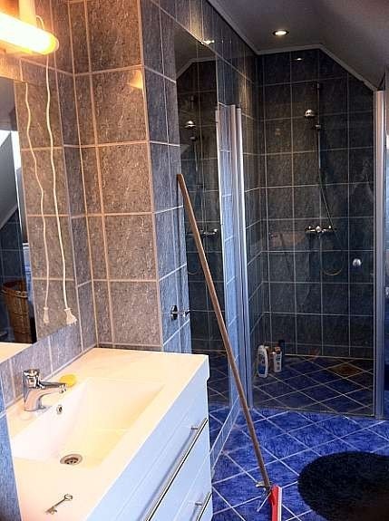 Romslig bad, med vaskemaskin og tørketrommel. Varme i gulv. Galleribilde