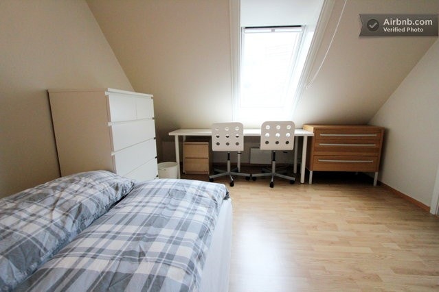 Et av 4 vanlige rom. Alle møblert med stort skrivebord, hengeskap og seng. Galleribilde