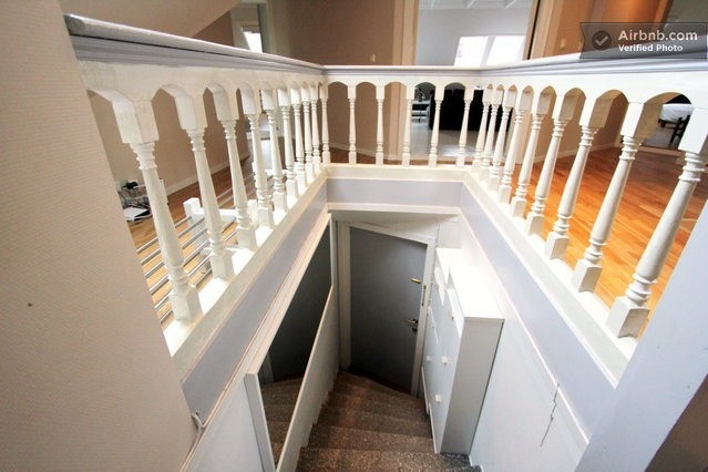 Koselig trappe oppgang i entree. Galleribilde