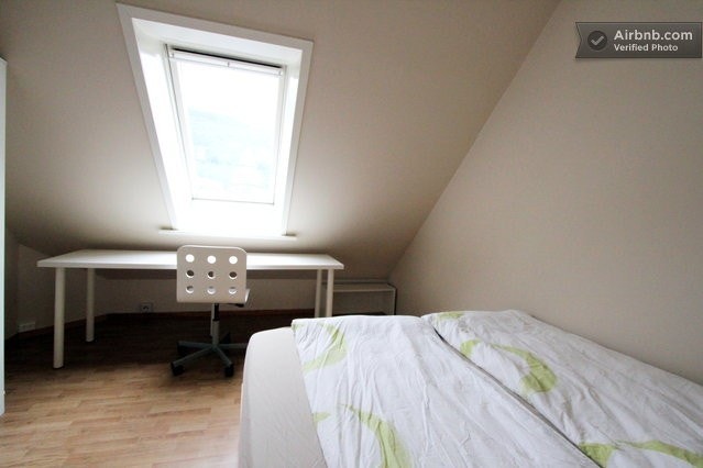 Et av 4 vanlige rom. Alle møblert med stort skrivebord, hengeskap og seng. Galleribilde