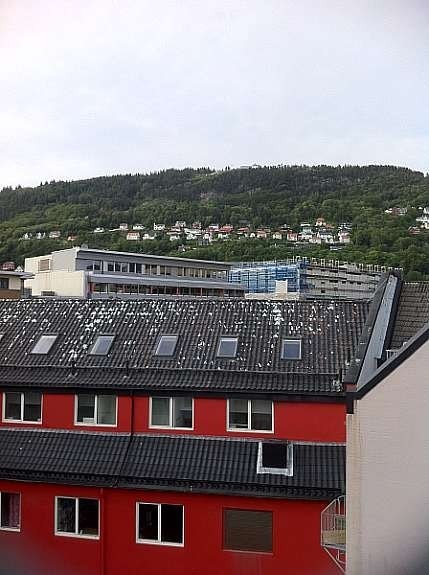Utsikt fra liten terrasse opp mot fløyen Galleribilde