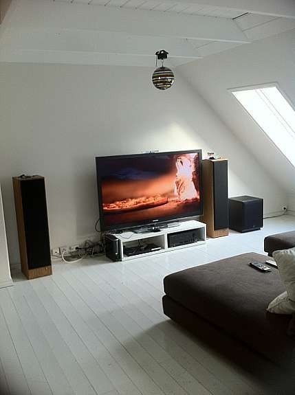 Det største utleie rommet, med hengeskap, hyller, seng, stort skrivebord, stereoanlegg, blueray spiller, 63'' 3D tv + sofastol Galleribilde