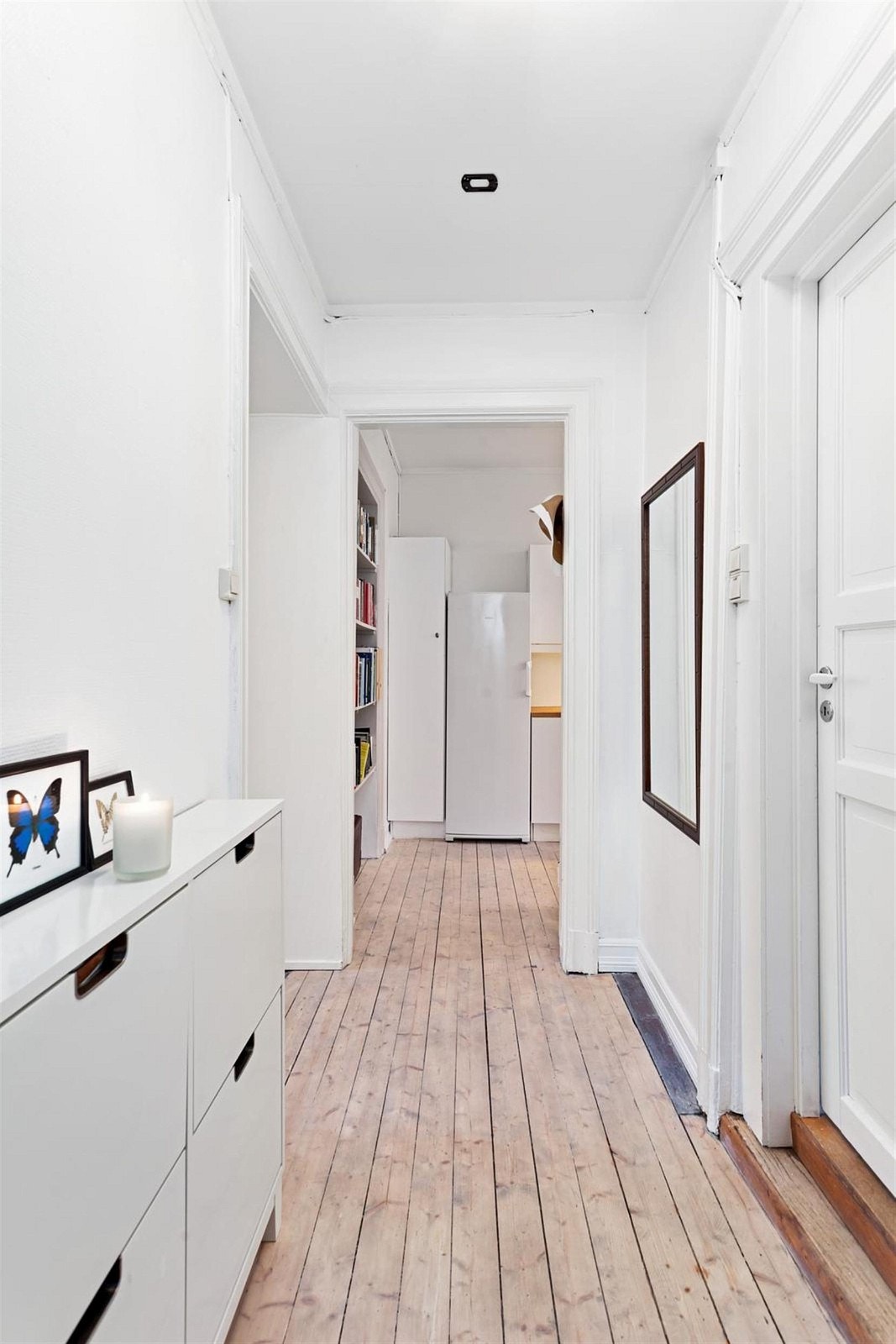 Entré med plass til å henge fra seg yttertøy og legge fra seg sko. Galleribilde