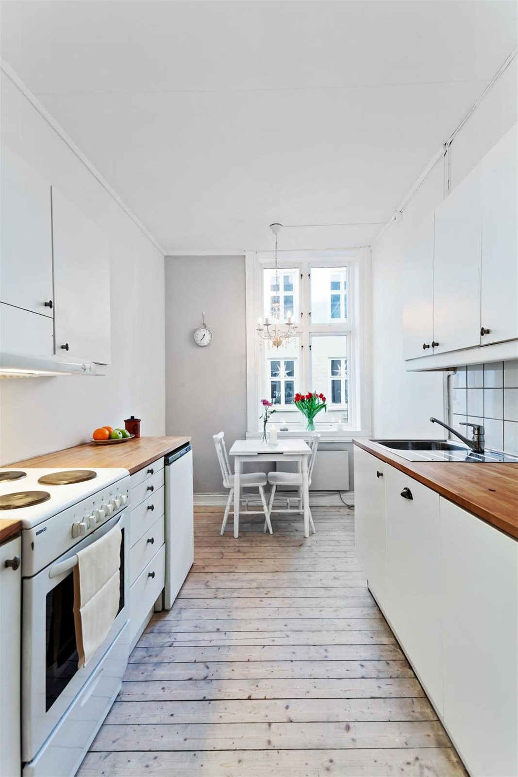 Romslig kjøkken med plass til spisebord. Galleribilde