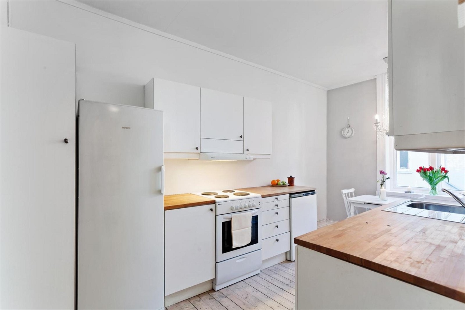 God skap- og benkeplass på kjøkkenet. Galleribilde