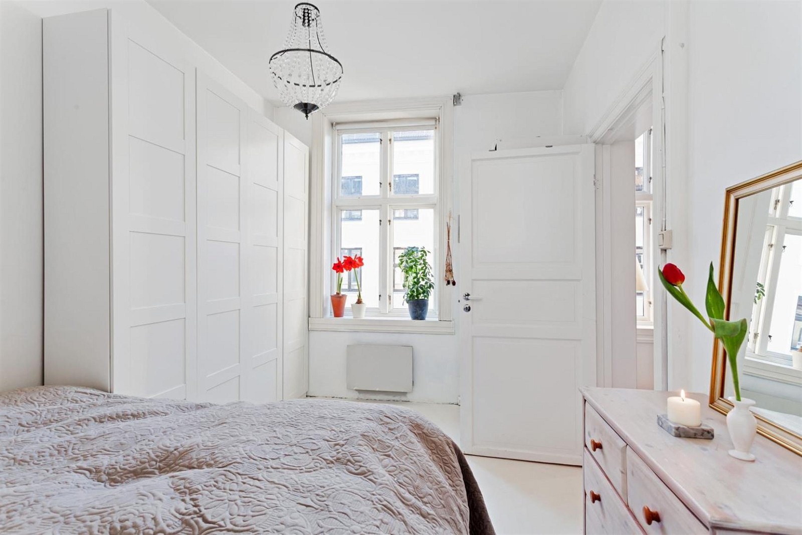 Stort soverom med plass til dobbeltseng og garderobeskap. Galleribilde