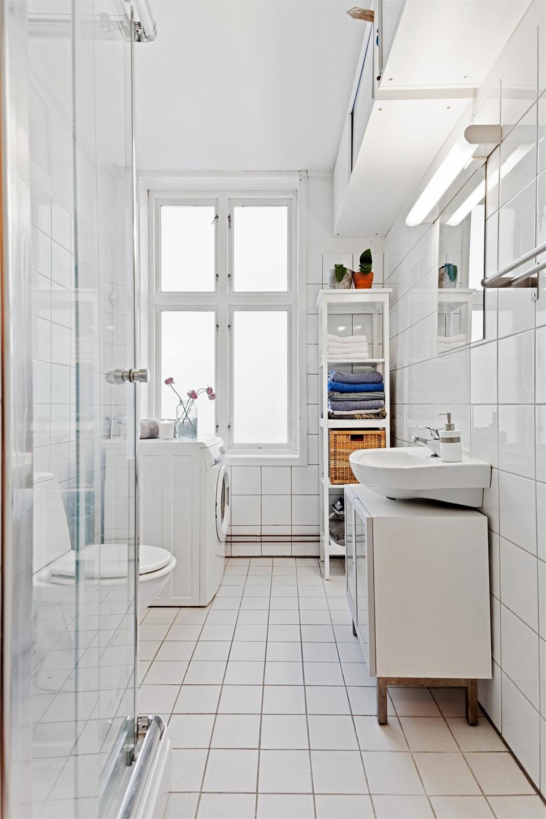 Romslig bad med opplegg for vaskemaskin. Galleribilde