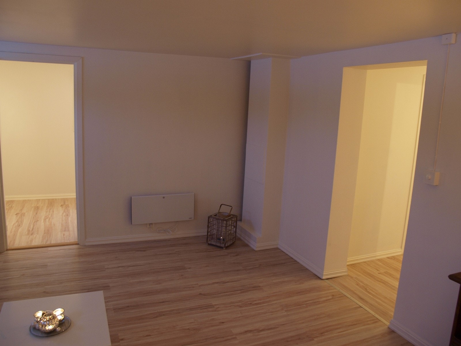 Stue med innsyn til gang og soverom 3 Galleribilde