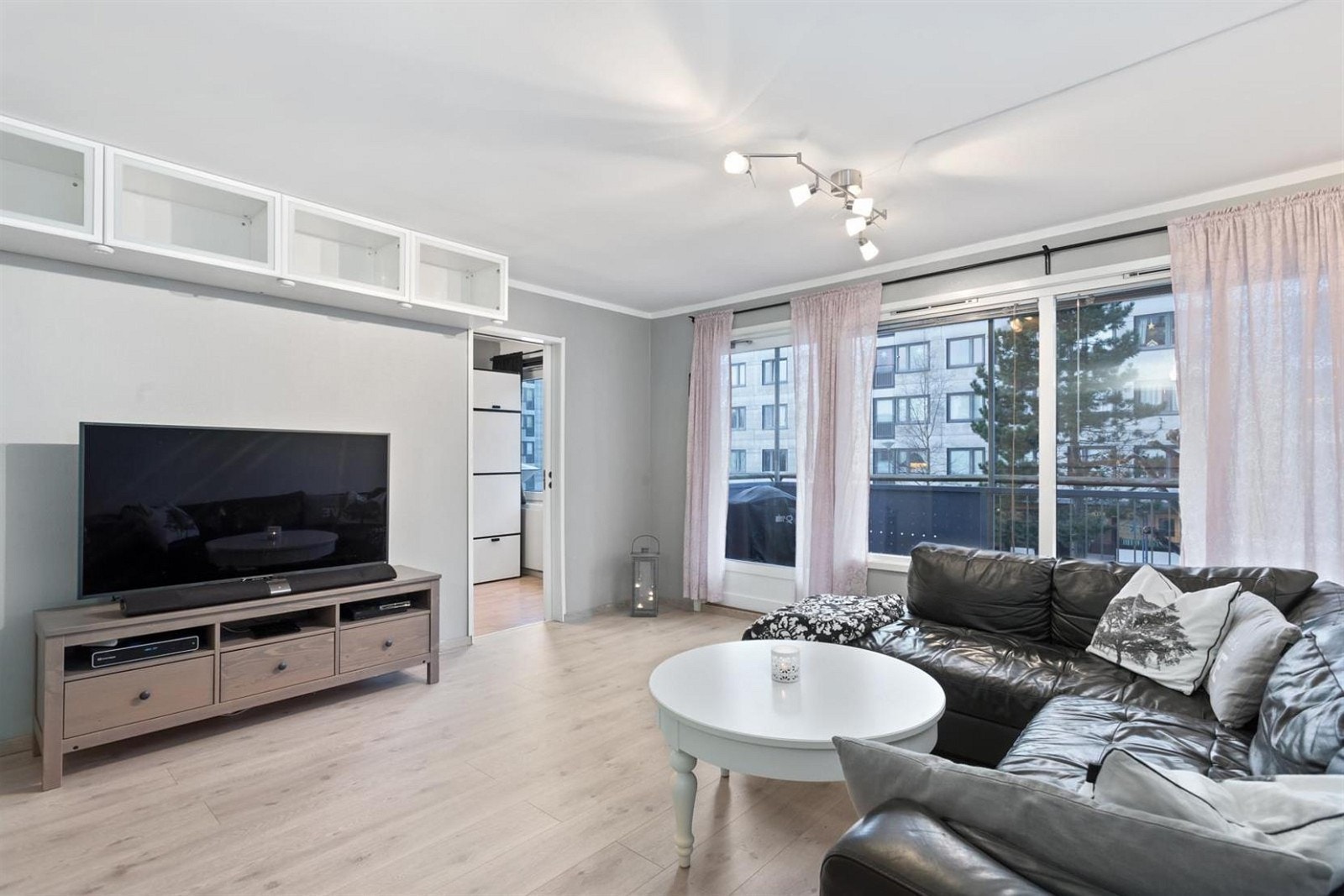 Romslig og lys stue. Galleribilde