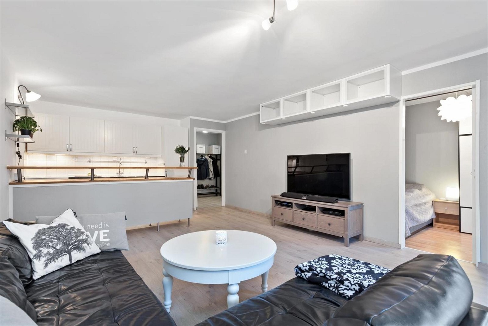 Plass til spisebord mellom barbenken og sofaen. Galleribilde