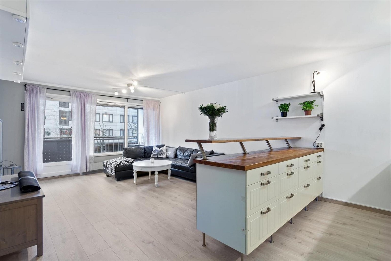 Fint skille mellom kjøkken og stue med barløsning. Galleribilde