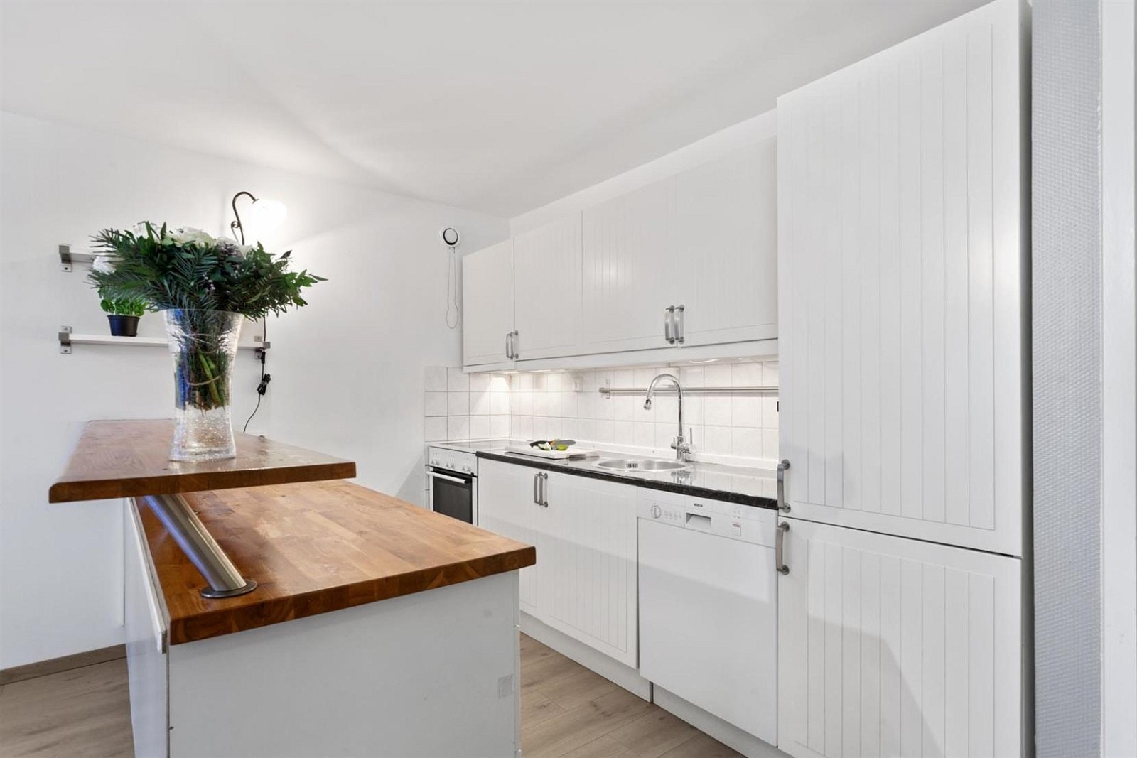 Lyst og pent kjøkken. Galleribilde