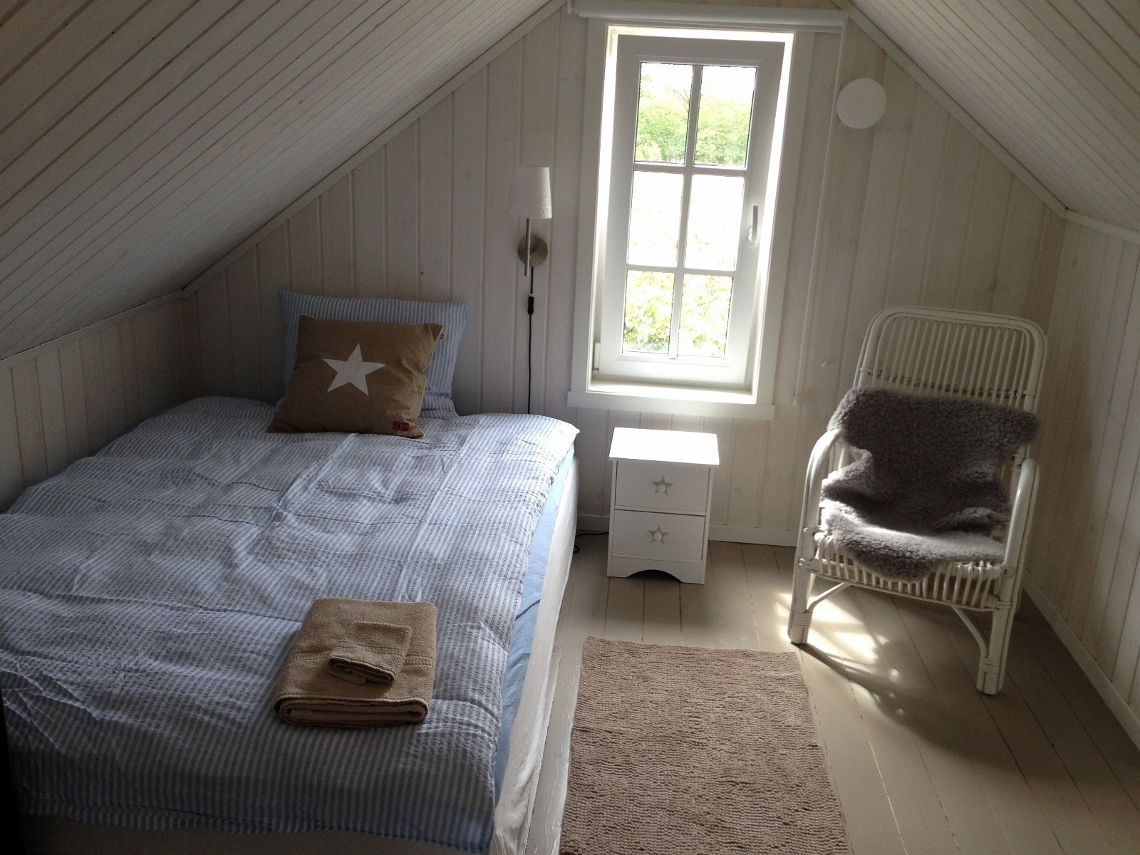 Soverom 1 i 2.etg med dobbeltseng (140x200) Galleribilde