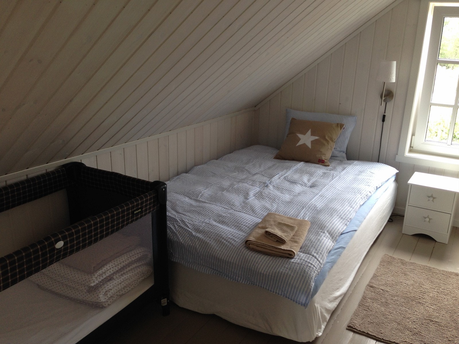 Dette soverommet har også plass til reiseseng Galleribilde