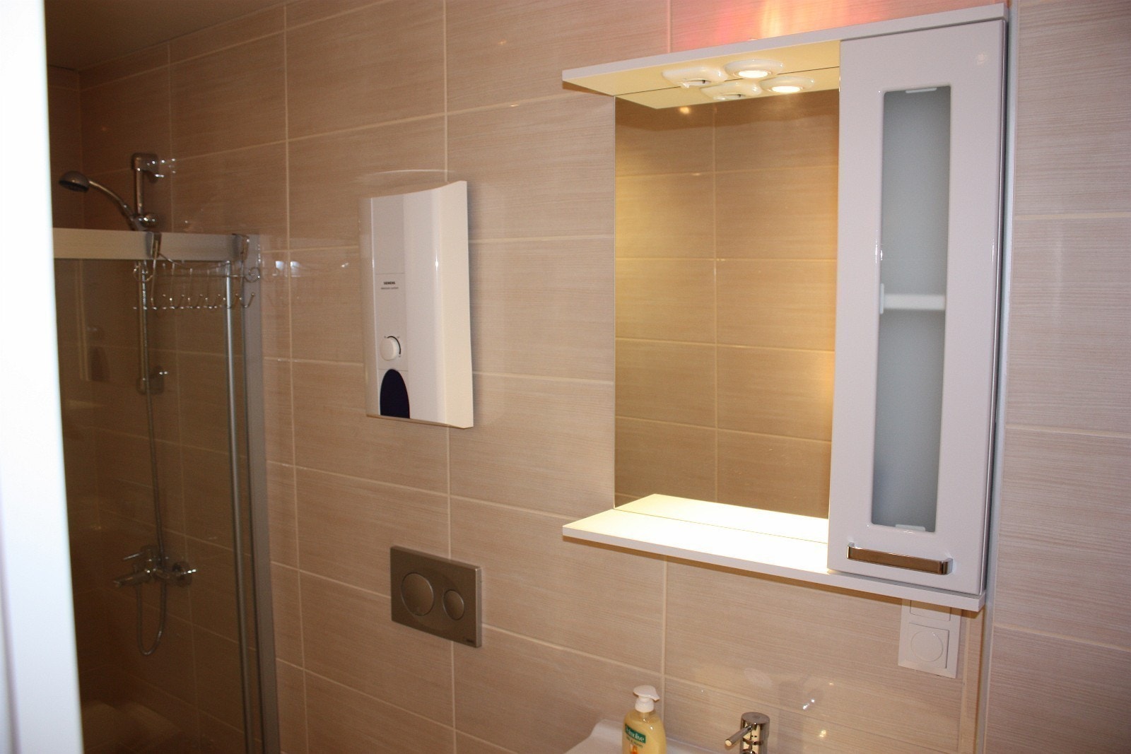 Bad 5. etg. Delt mellom de 2 soverommene nede. Galleribilde