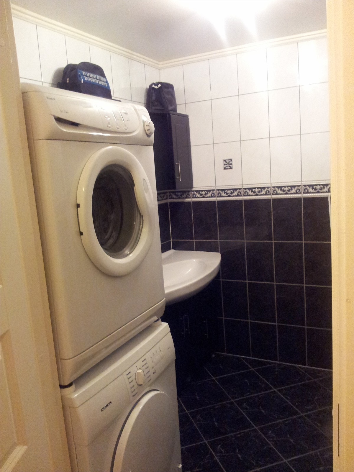 Felles bad med en hybel til med vaskemaskin og tørketrommel Galleribilde