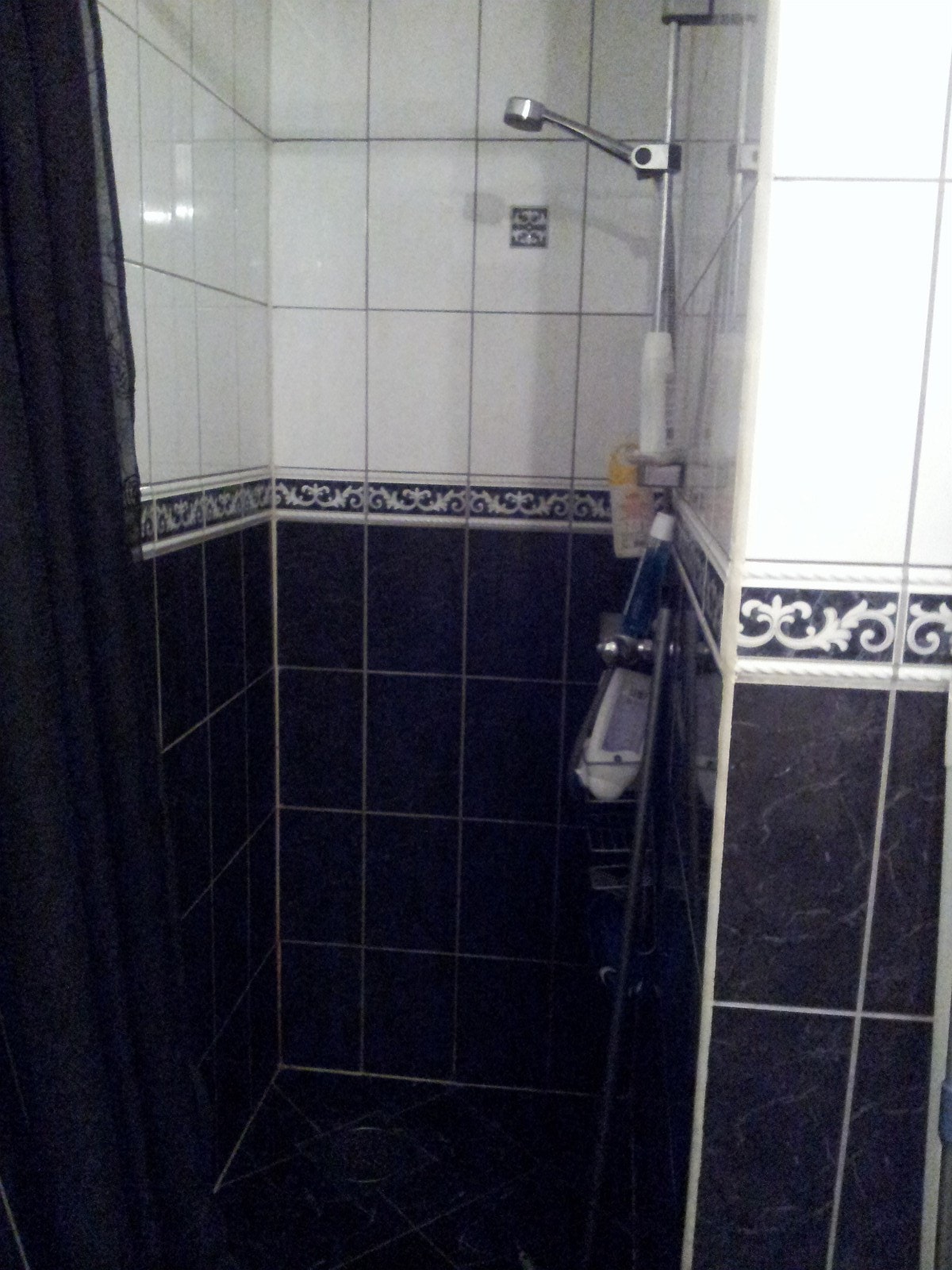 Fint flislagt bad med dusjnisje, servant med over og underskap Galleribilde