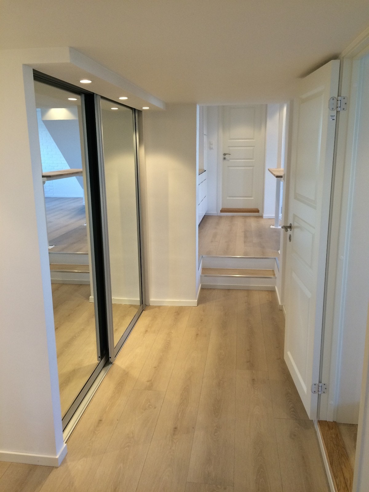 Entre med stor skyvedørsgarderobe med speilfronter og aluminium profiler Galleribilde