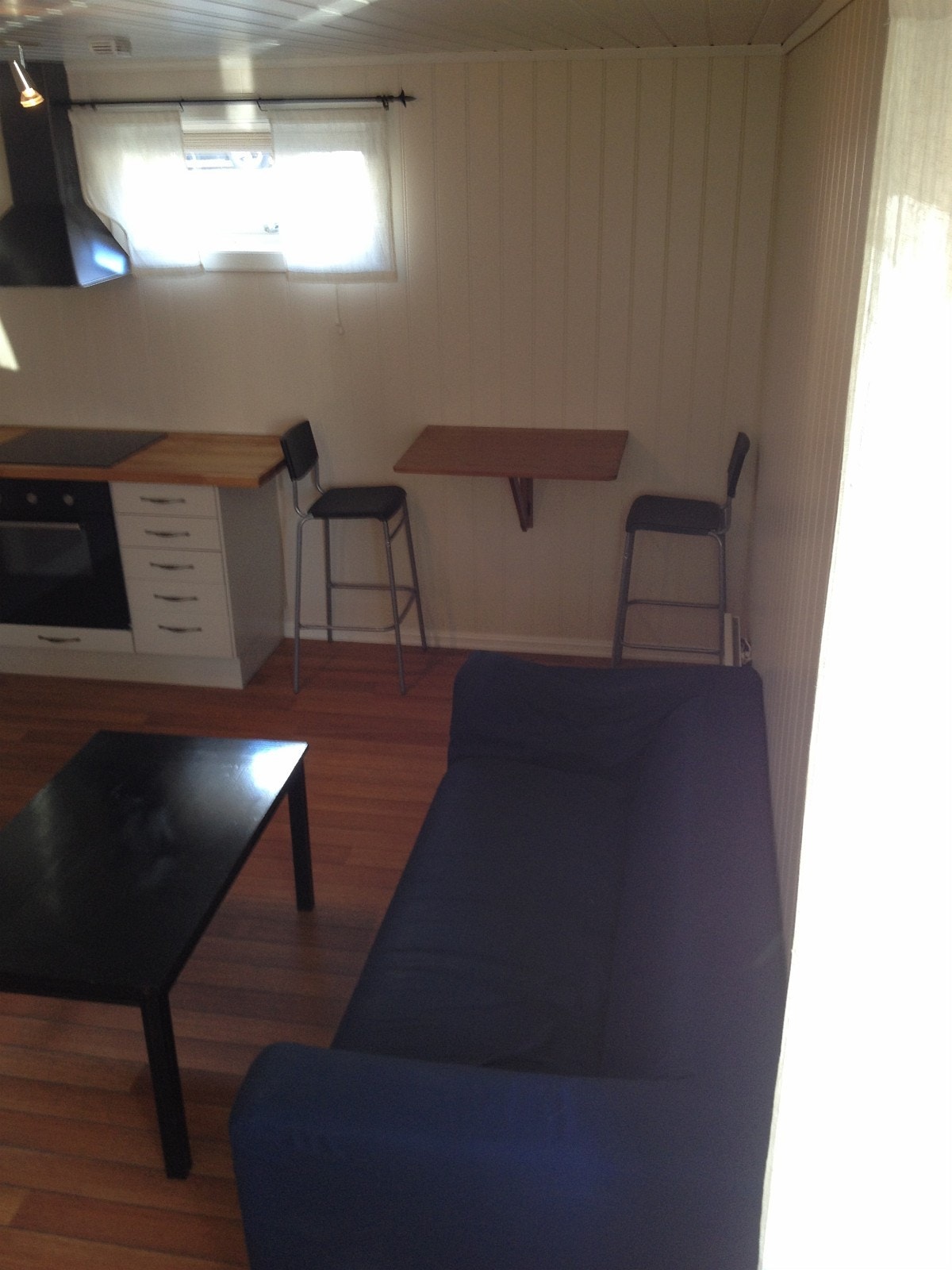 Vegghengt bord og barkrakker for plassbesparelse. Galleribilde