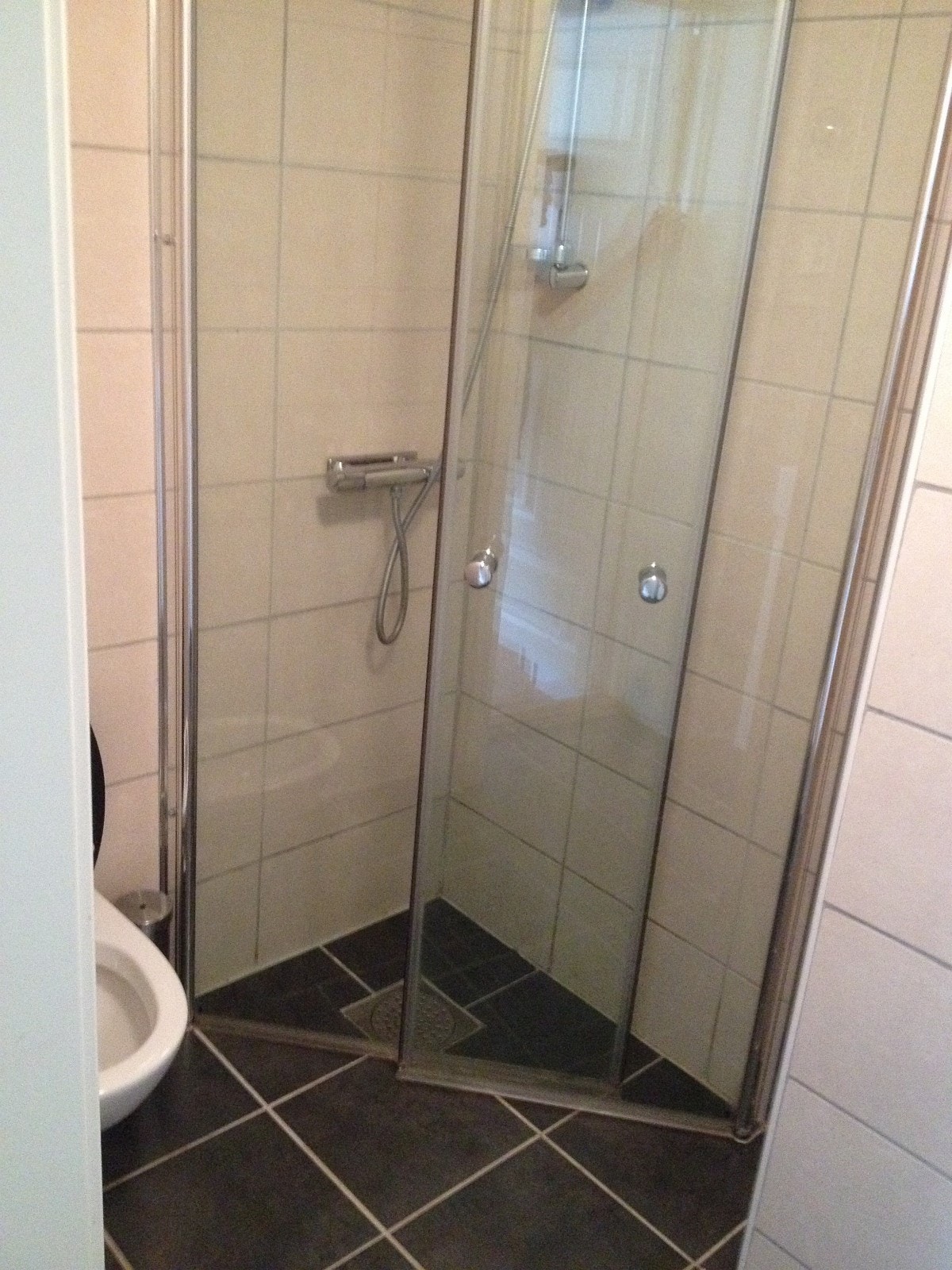 Nytt flislagt bad med smarte løsninger. Galleribilde