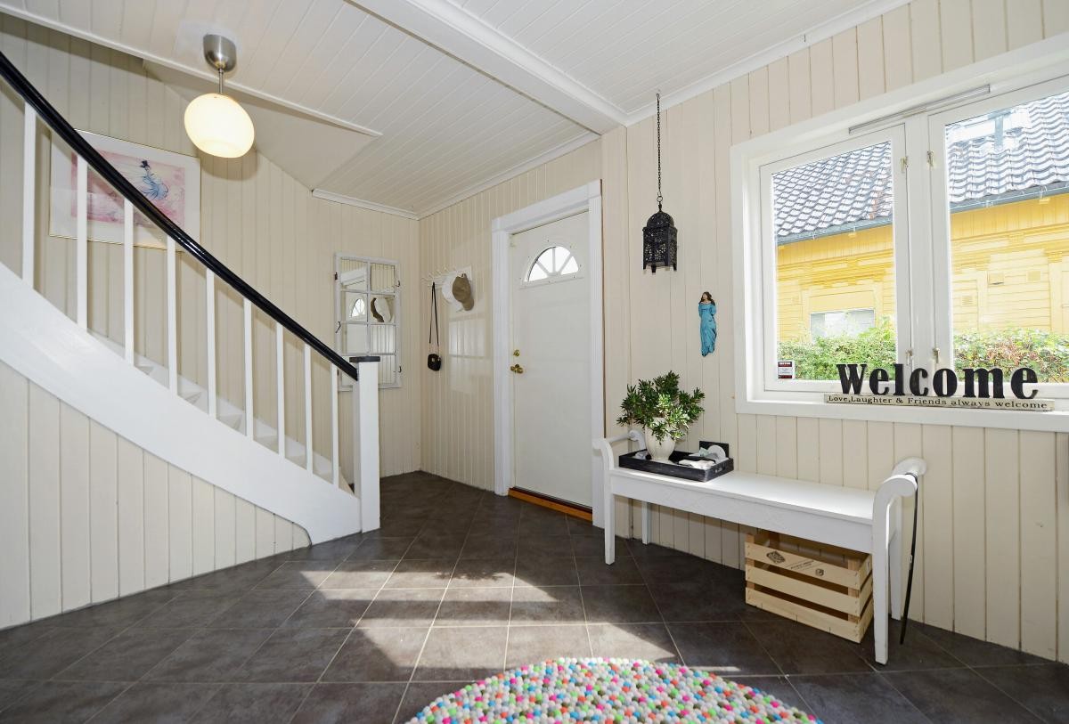 Hallen har pen trapp opp til 2. etasje. Galleribilde