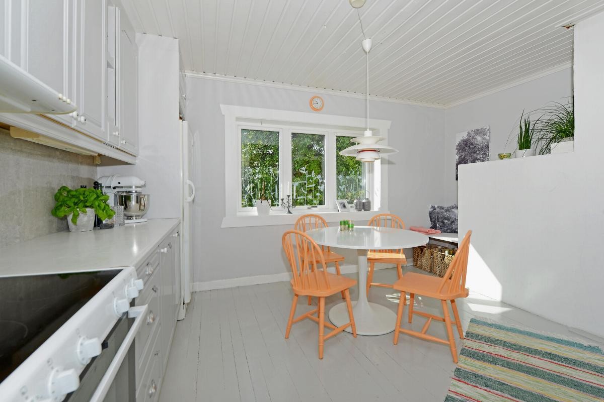 Innredningen fra Sigdal er opprinnelig furu, men ble spraylakkert i 2014. Galleribilde