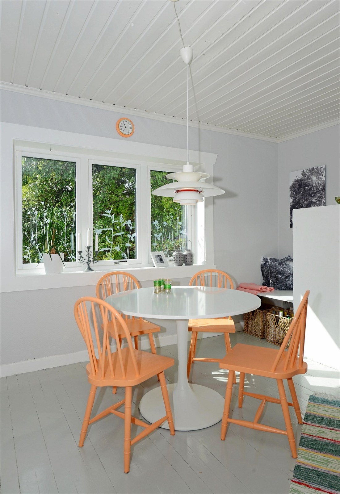 God plass til spisebord gjør det enkelt for familien å samles eller jobbe sammen om matlagingen. Galleribilde