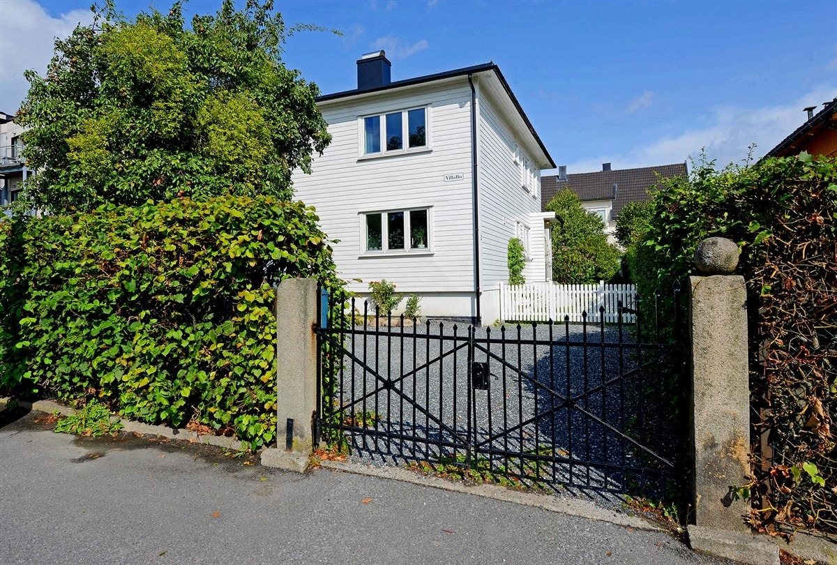 Boligen ligger sentralt til på Jeløy i Moss kommune. Her er det er kort avstand til Moss sentrum, kanalområdet, offentlig kommunikasjon, strender og flott turterreng. Galleribilde