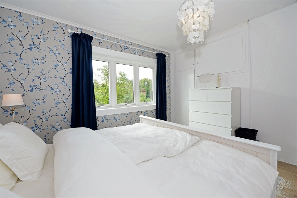 I andre etasje ligger tre soverom av god størrelse samt et mindre gjesterom. Galleribilde