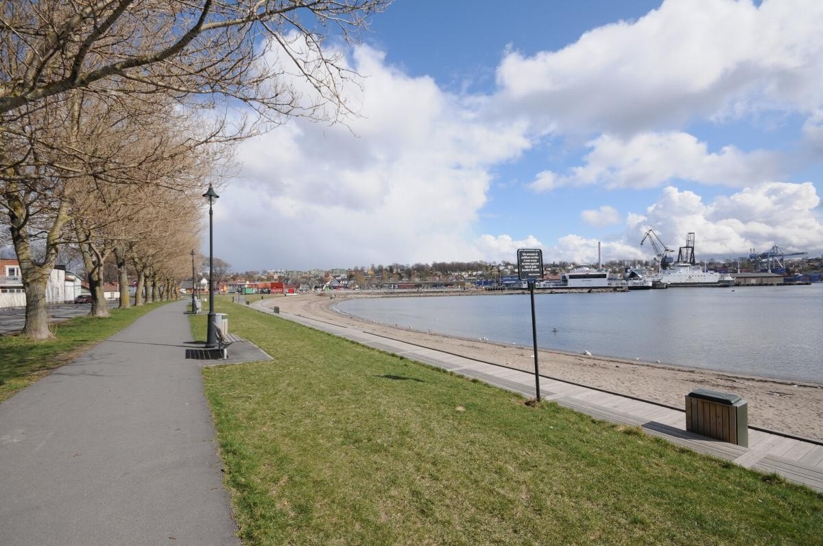 Promenaden langs bystranda. Galleribilde