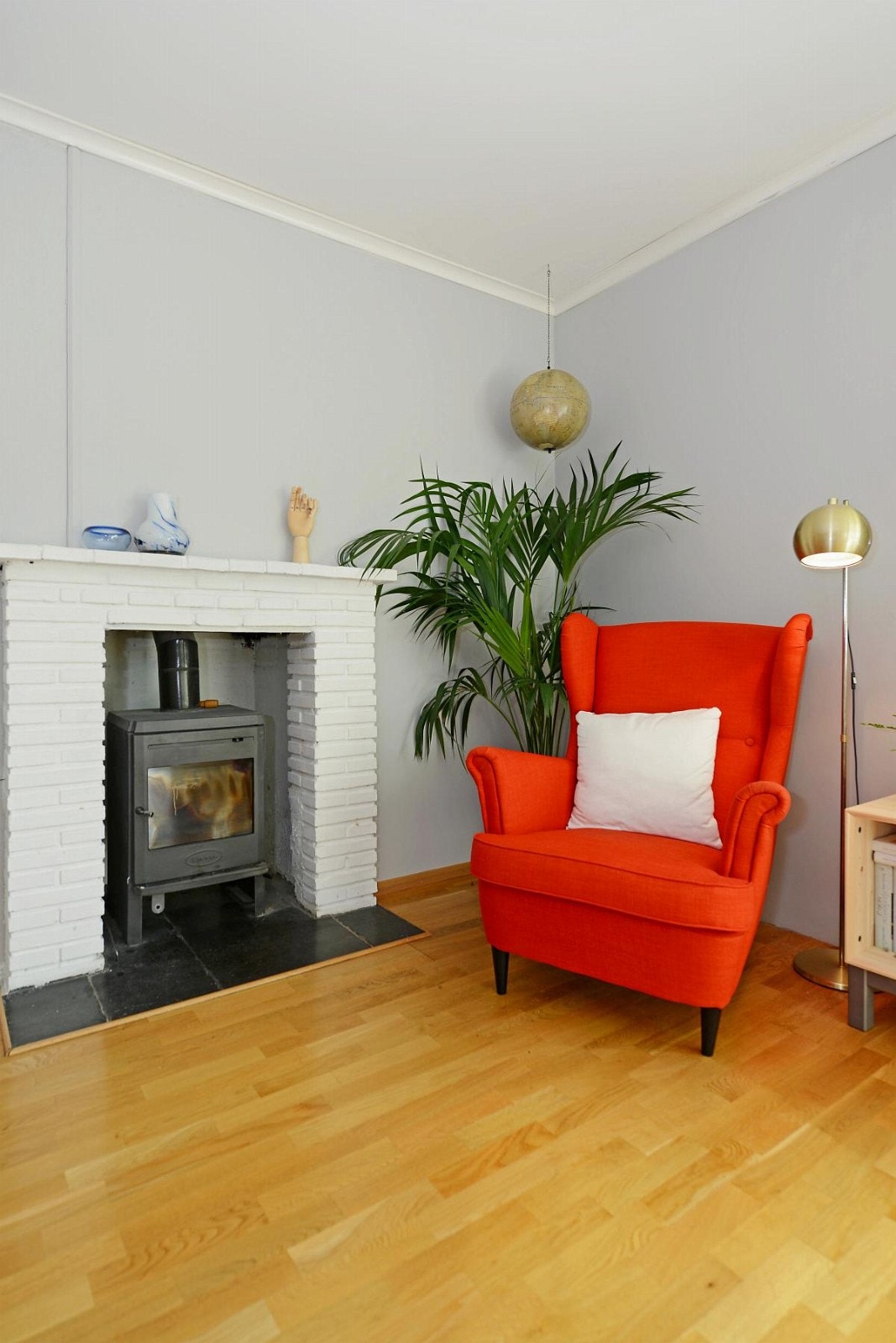 Mot hjørnet av stuen er det satt inn en Jøtul vedovn, med murramme rundt, som er en god varmekilde på kalde vintersdager. Galleribilde