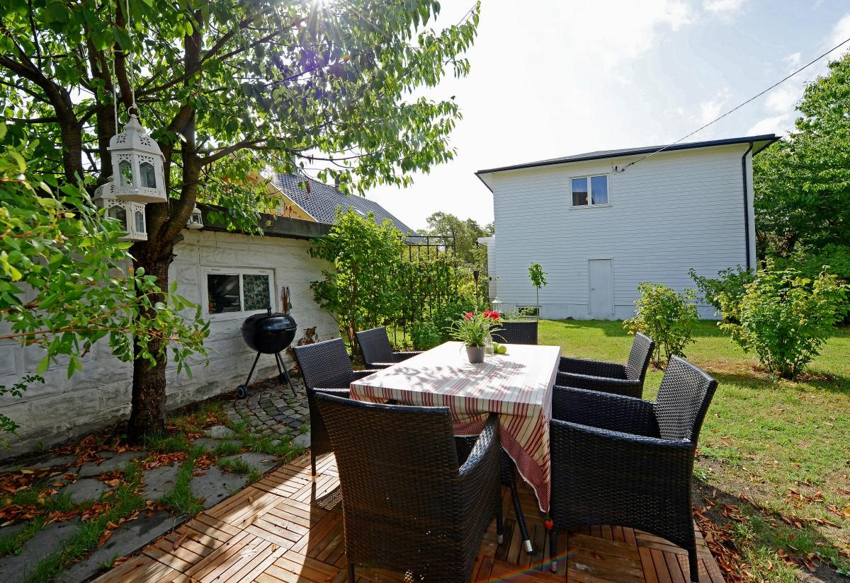 Deilig skjermet hage. Galleribilde