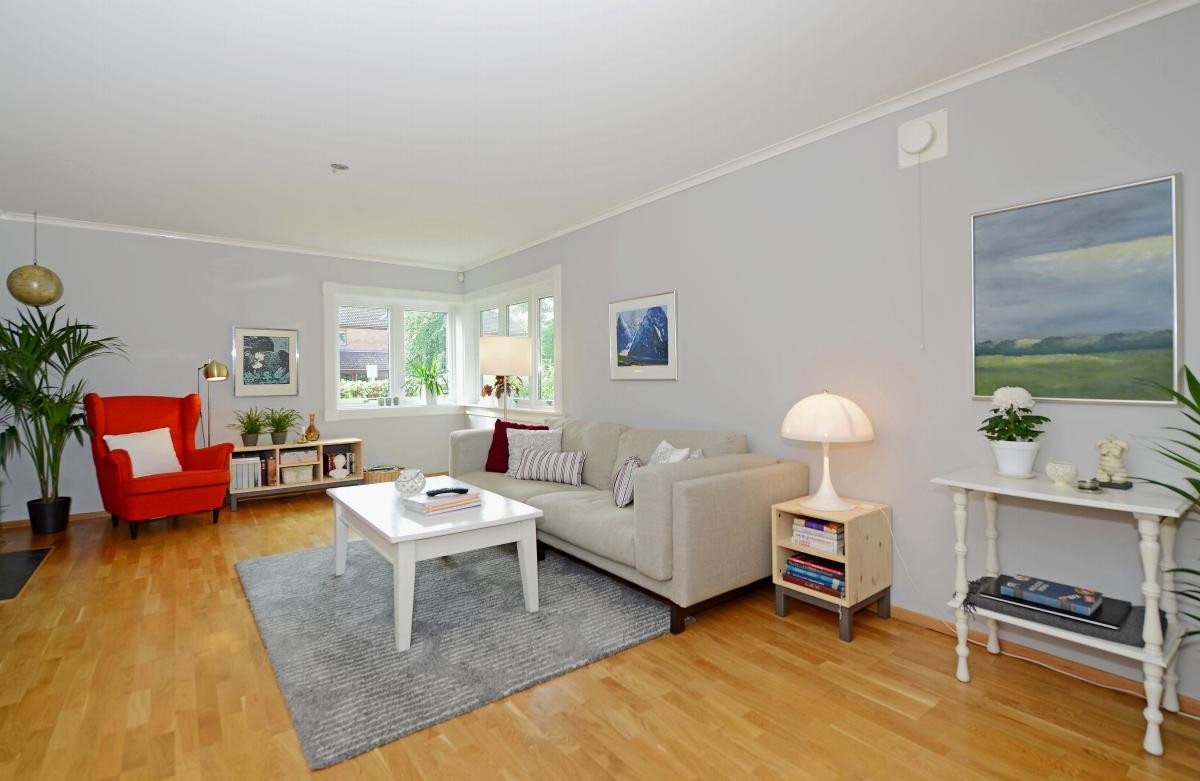 Veggene er nymalte i moderne farge i likhet med kjøkkenet. Galleribilde