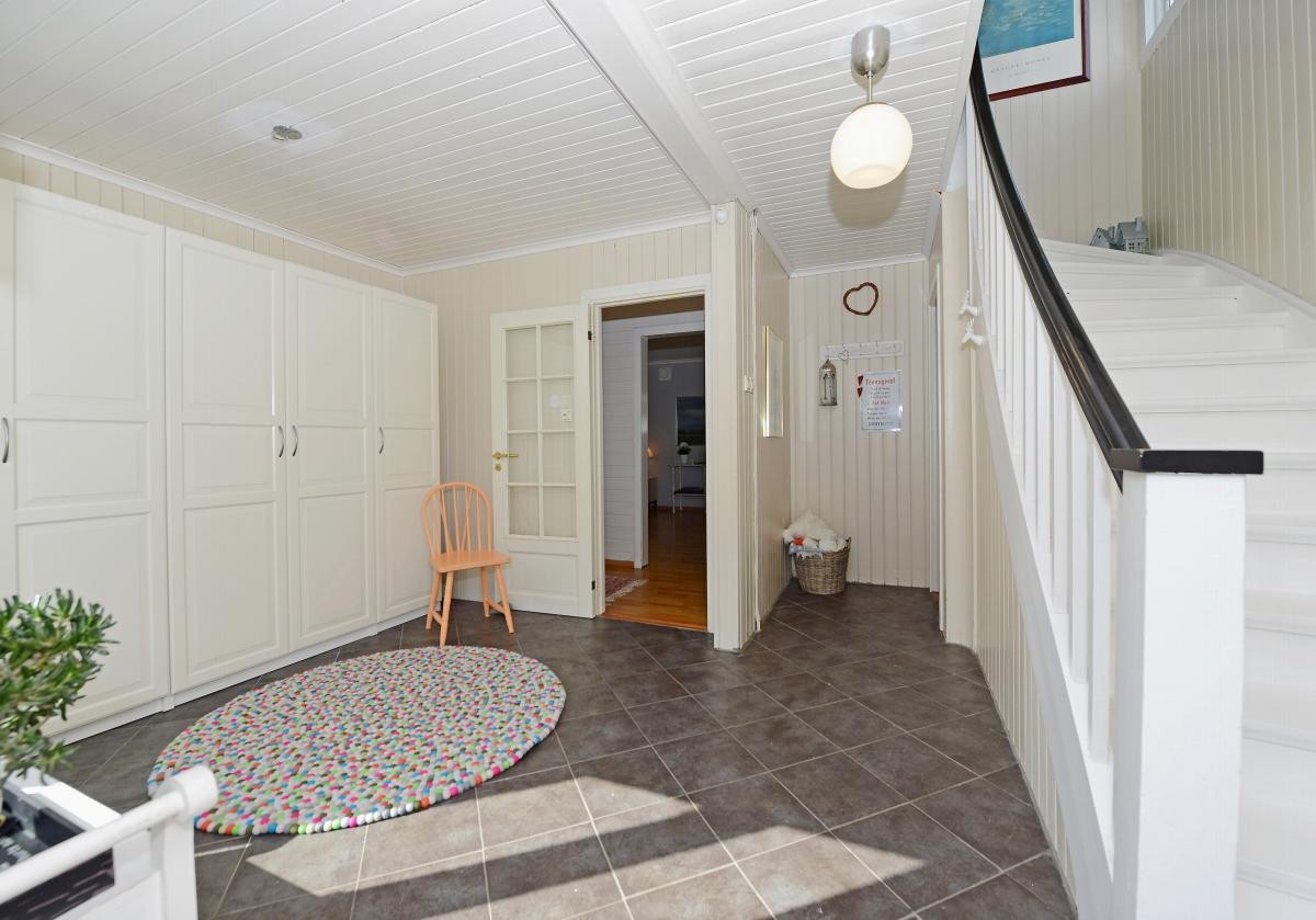 Du blir ønsket velkommen av en stor lys hall. Galleribilde