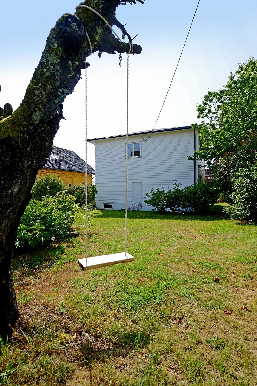 Den store flotte hagen ligger godt skjermet, har utstrakt beplantning og innbyr til rekreasjon og barnelek. Galleribilde