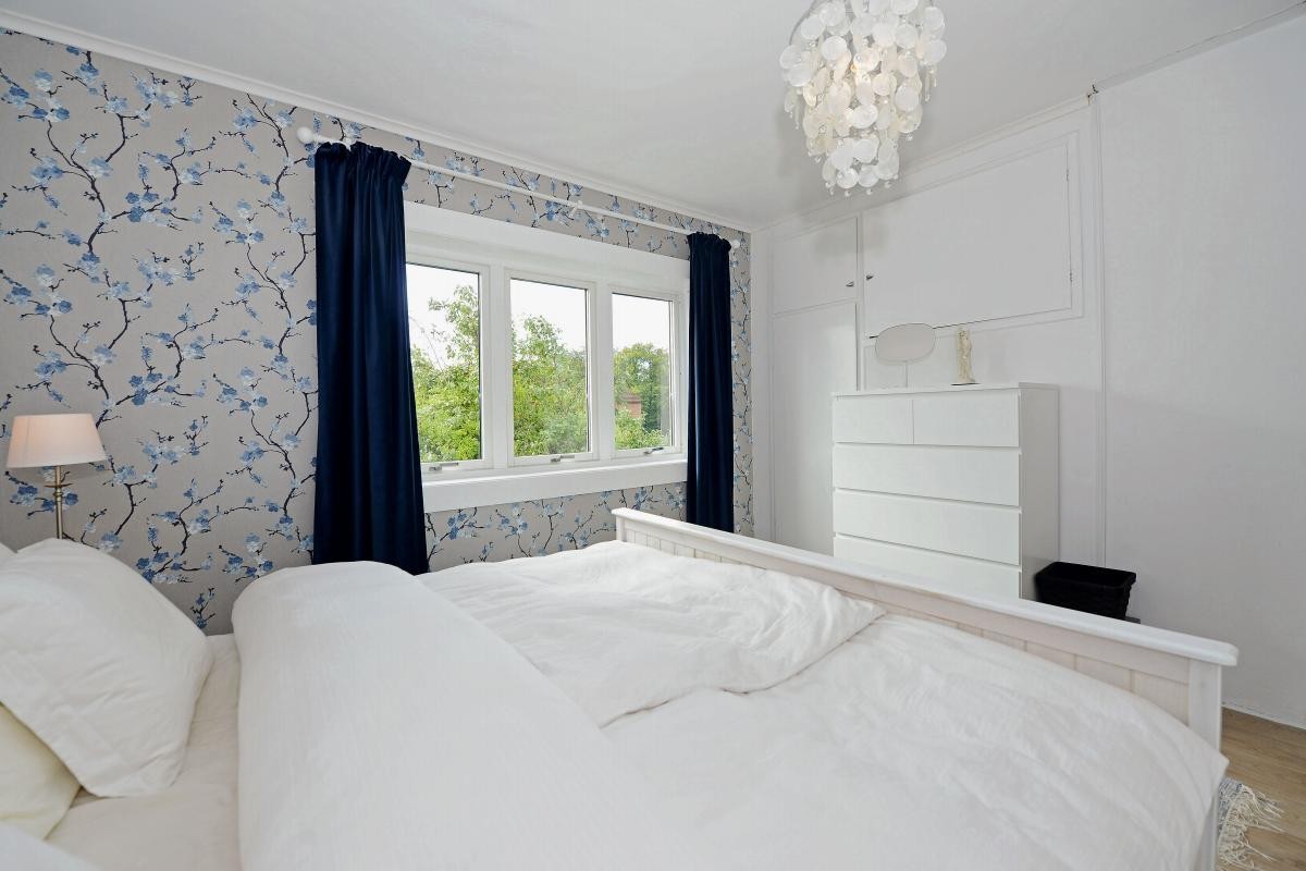 Det ene soverommet er utstyrt med garderobeskap. Galleribilde