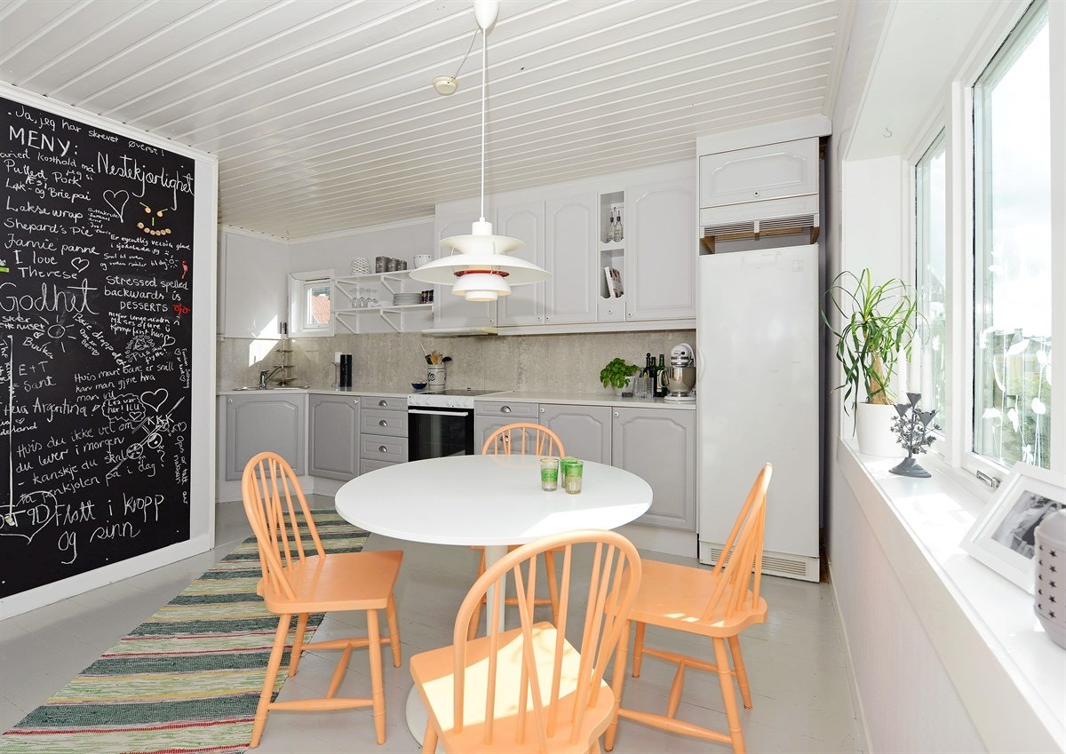 Resten av kjøkkenet er også nymalt i forskjellige grånyanser, noe som setter et moderne preg. Galleribilde