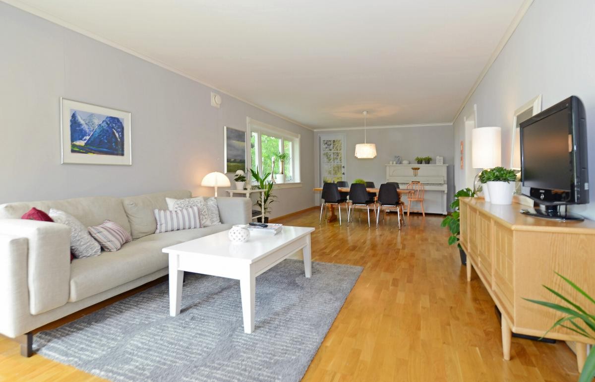 Stor og flott stue på ca. 38 m² som strekker seg gjennom hele husets lengde. Galleribilde