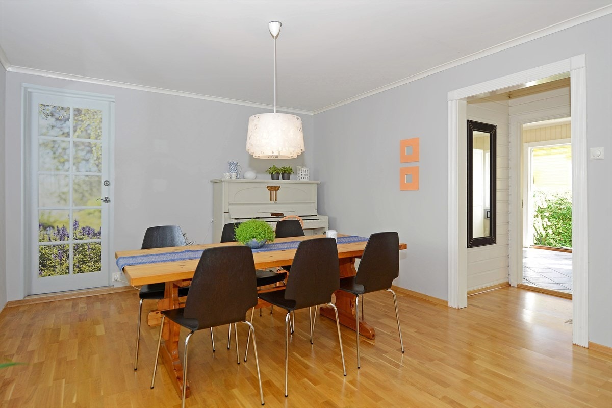 Her er det god plass til både spisestue og sittegruppe. Galleribilde