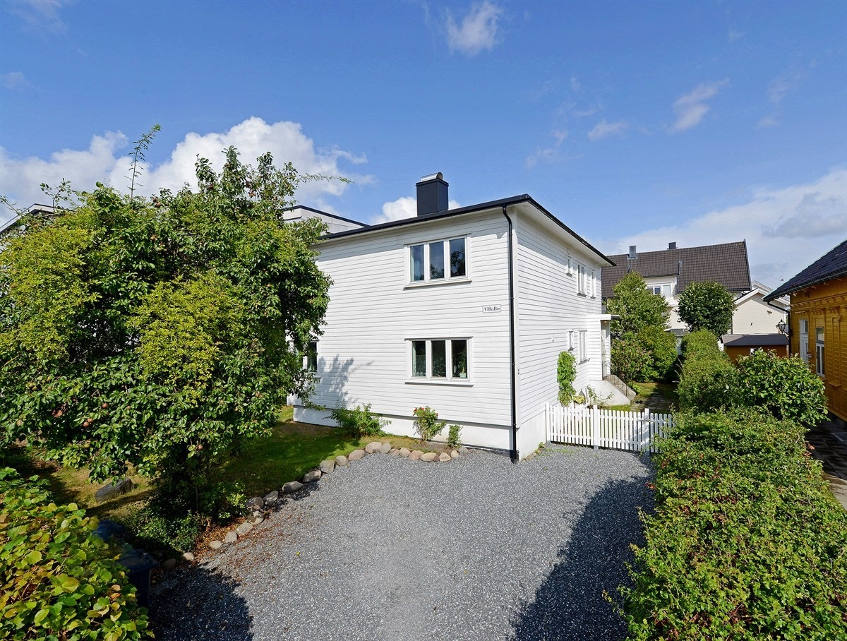 Boligen er utformet i funkis-stil, og er på to plan pluss kjeller og loft. Galleribilde