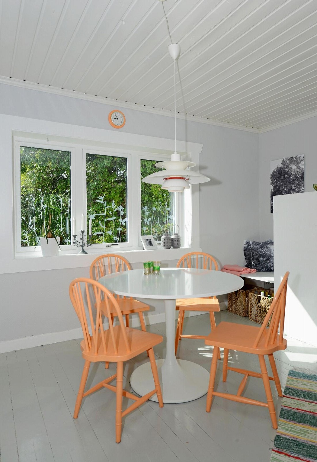 Kjøkken med god plass til spisegruppe. Galleribilde