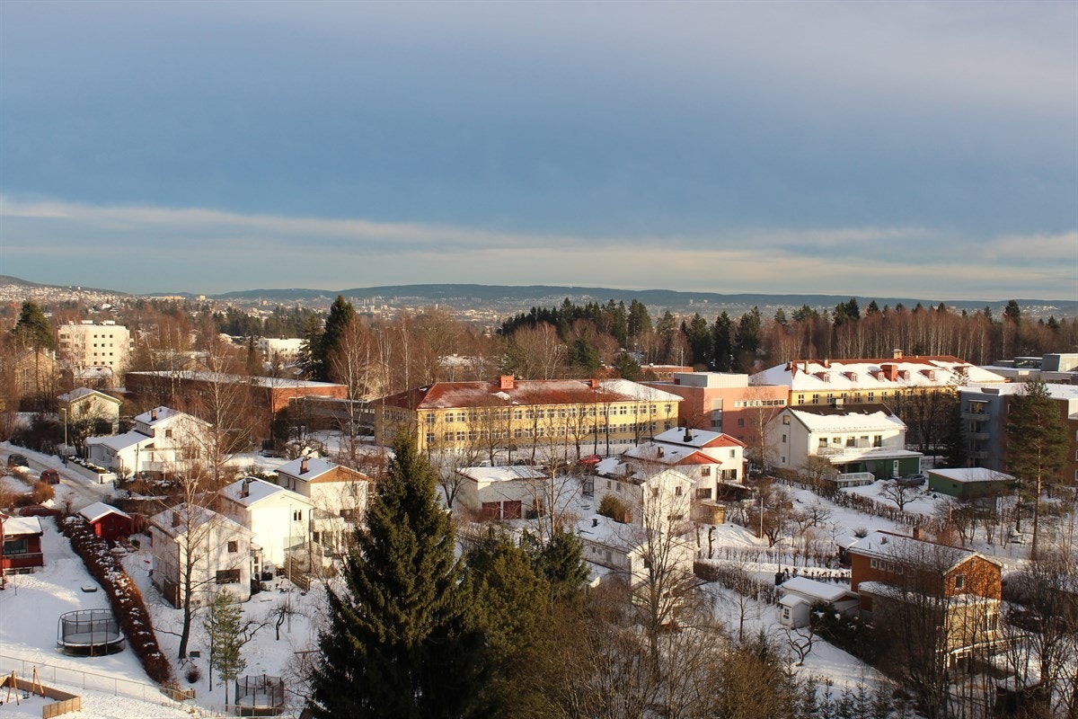 Utsikt fra soveromssiden mot byen (selgers bilde) Galleribilde