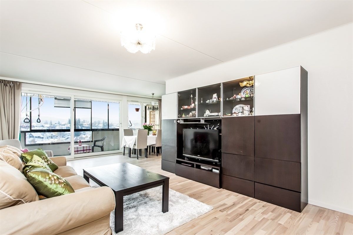 Lys og hyggelig stue med pent parkettgulv Galleribilde