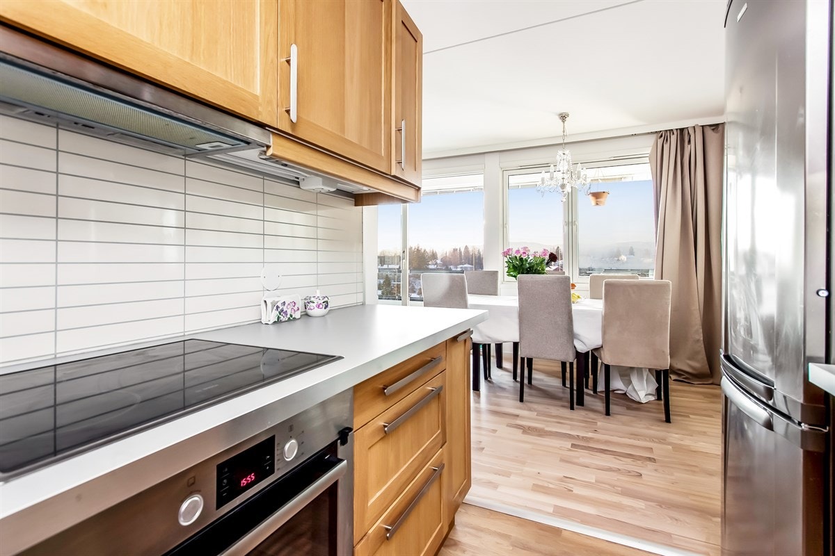 Kjøkkenet har intergrert ovn/koketopp og oppvaskmaskin Galleribilde