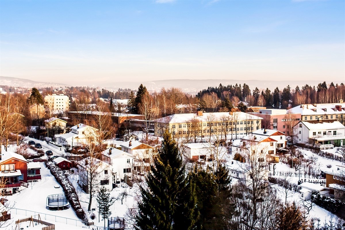 Utsikt fra soveromssiden mot byen Galleribilde