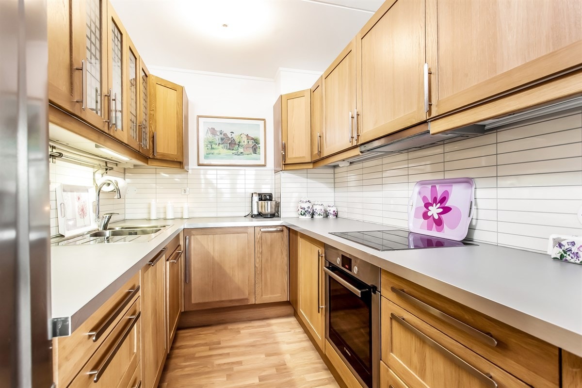 Pent og praktisk kjøkken med god skap- og benkeplass Galleribilde