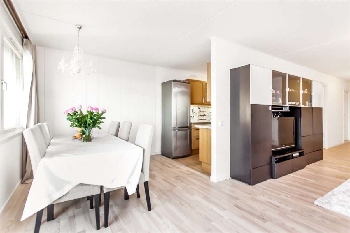 Hyggelig spiseplass i tilkytning til kjøkkenet med plass til langbord Galleribilde